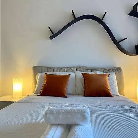 Spacious Triplex Penthouse In Prime Location *