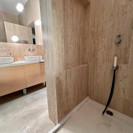 Spacious Triplex Penthouse In Prime Location *