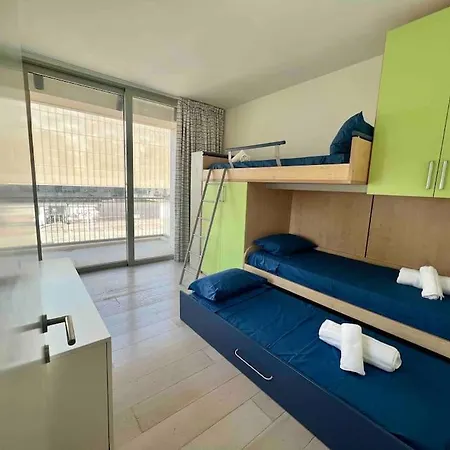 Spacious Triplex Penthouse In Prime Location Apartment *