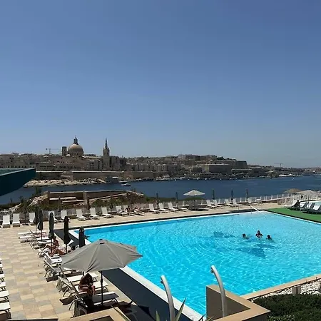 Spacious Triplex Penthouse In Prime Location Appartement